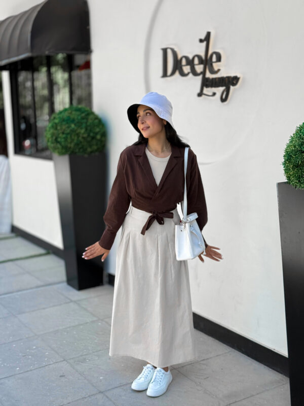 شومیز کراپ جلو گره زنانه لینن قهوه‌ای - نمای جانبی پوشاک تابستانه کیلیک