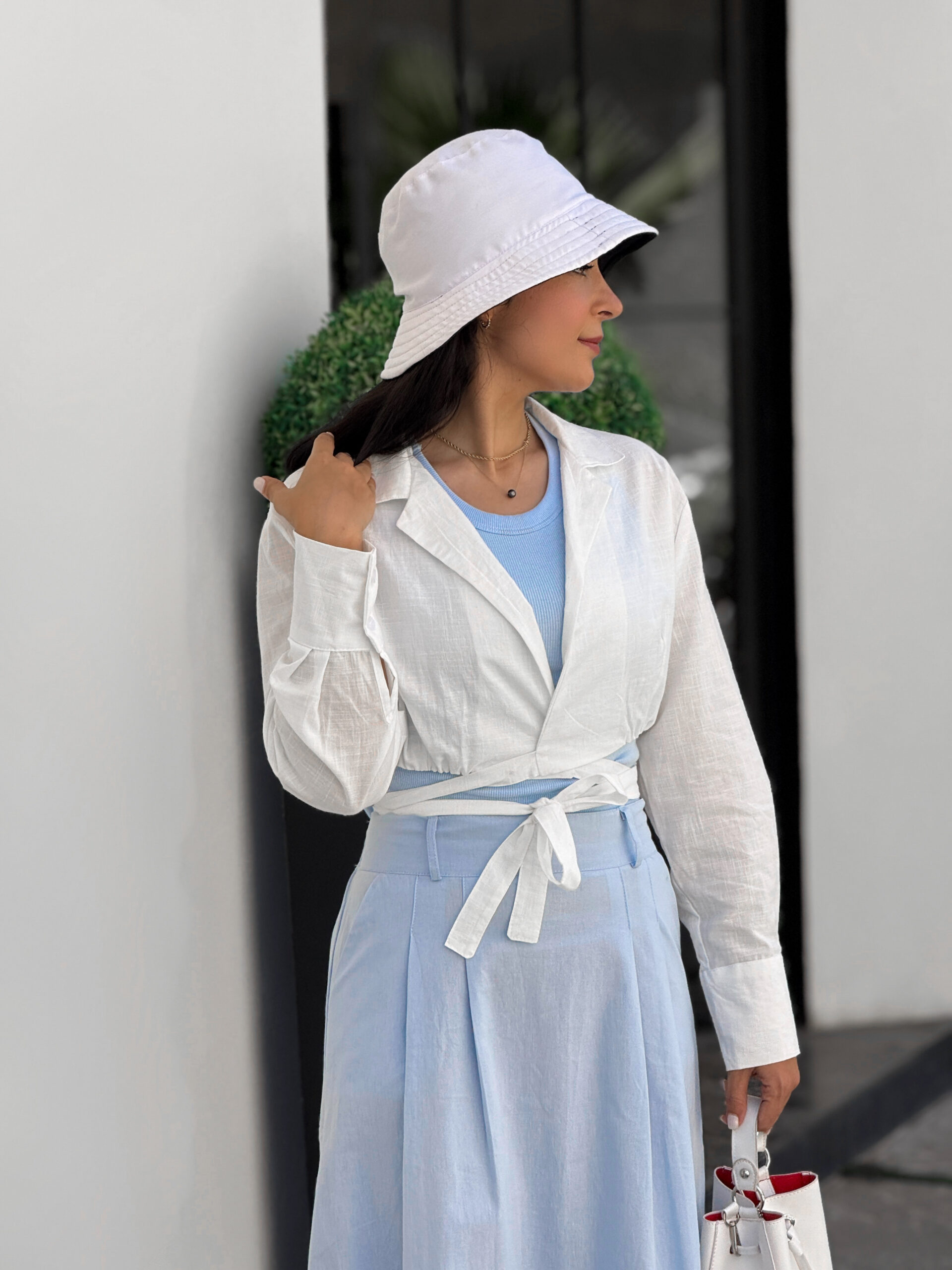 راهنمای انتخاب شومیز مناسب برای تابستان 1404 4 شومیز کراپ جلو گره زنانه لینن به رنگ سفید - پوشاک تابستانه کیلیک